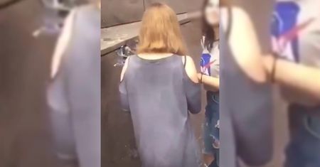 Gimnazjaliści w centrum Warszawy znęcali się nad gołębiem