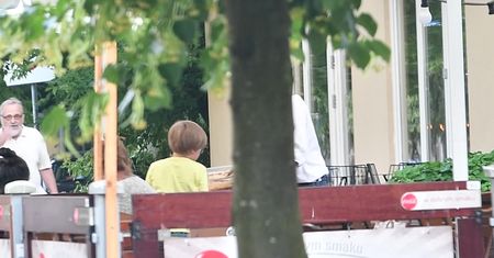 Kret pogłębia rodzinne relacje przy budce z kebabem