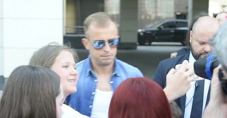 Lewandowski, Glik i Krzychowiak pozują z fanami przed hotelem