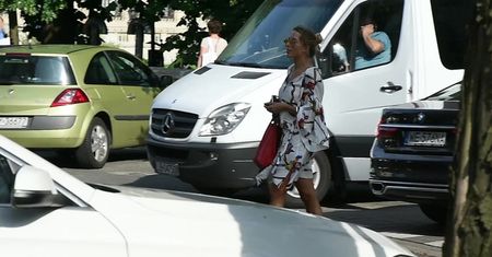 Zadowolona Chodakowska macha do paparazzi