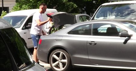 Racewicz z bukietem róż randkuje z ukochanym