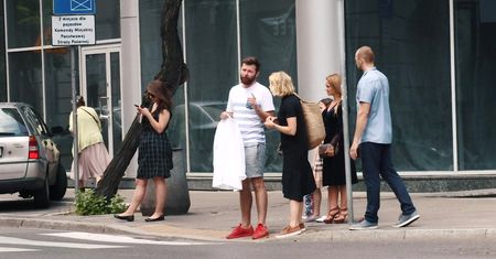 Gessler eskortuje męża z brudną koszula do pralni?