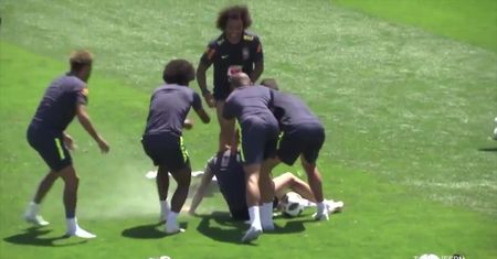 #dziejesiewsporcie: jajka i mąka na głowie Coutinho. Tak się bawią Brazylijczycy!