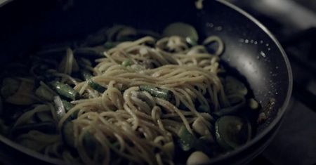 Spaghetti z kozim serem i sezonowymi warzywami. Letni obiad