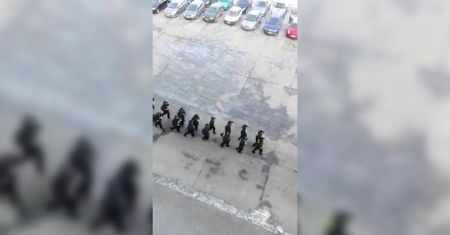 "To jest moja prawa ręka, to jest moja lewa ręka". Absurdalne szkolenie policjantów