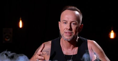 Nergal ZJADA KARMĘ DLA PSÓW W KSZTAŁCIE KRZYŻY. "To jest wegańskie"