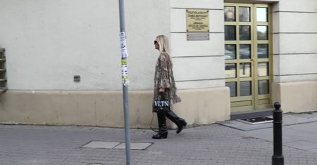 Monika Olejnik wita jesień w miniówce i kozakach