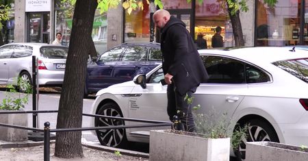 Napakowany Oświeciński próbuje wysiąść z Volkswagena