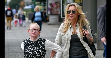 Wojciechowska z "adoptowaną" córką pozuje pod TVN-em