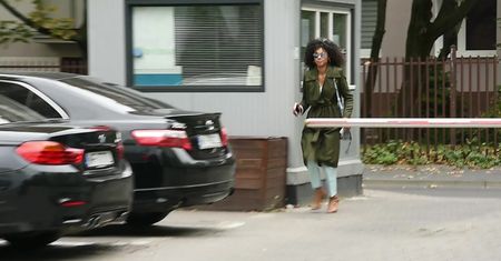 Rozwiana Omenaa Mensah pędzi do porsche za 250 tysięcy złotych