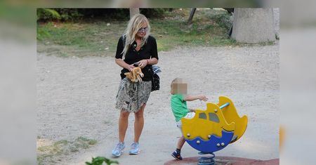 Monika Olejnik pokazuje nogi na spacerze z wnukiem