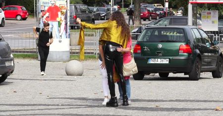 Odziany w lateks Szpak odjeżdża spod TVP białym BMW