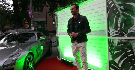 Mariusz Czerkawski szczerzy zęby na ściance