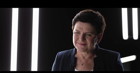 „Byłaś jak matka Polka. Premier głaszczący dzieci przekonuje cię?”. Szydło spoważniała