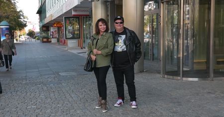 Nieruchoma twarz Trojanowskiej walczy o uwagę paparazzi