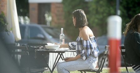 Halejcio łapie ostatnie promyki słońca z nosem w telefonie