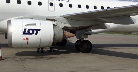 Niespodziewane lądowanie w Warszawie. Embraer 195 miał problem z podwoziem