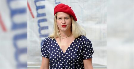 Ślotała wykazuje się ułańską fantazją brylując po ulicach Warszawy w stroju paryżanki