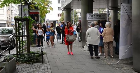 Uśmiechnięta Agata Kulesza rozchwytywana przez fanów pod TVN-em