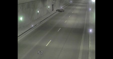 Mężczyzna leżał przygnieciony skuterem w tunelu. Kierowcy nie pomogli