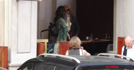 Rosati z nietęgą miną spaceruje z małą Elizabeth