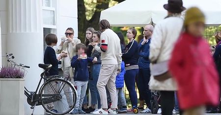 Majdany z dziećmi w długiej kolejce po gofry