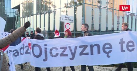 Protestujący otoczyli Sąd Najwyższy. Mieli ze sobą tarcze z napisem „konstytucja”