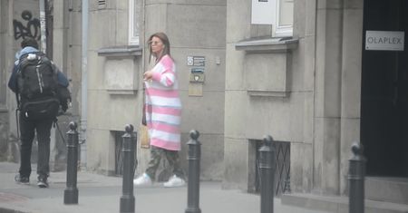 Górniak włóczy się po ulicy bez celu