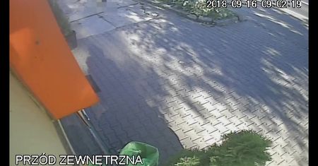 Poznań: policjanci proszą o pomoc w identyfikacji mężczyzny na video. Jest nagroda