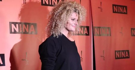 Zborowska w bujnym afro wdzięczy się na ściance