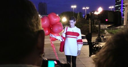 Alżbeta Lenska świętuje powrót do zdrowia na schodach Pałacu Kultury (WIDEO)