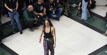 Michał Szpak wygina śmiało ciało na promocji kosmetyków w centrum handlowym