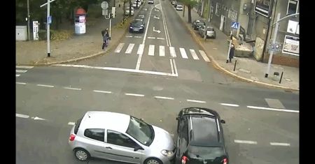 Przejazd na czerwonym świetle skończył się dachowaniem. Zdarzenie zapisał monitoring