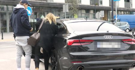Nerwowy Fabijański z bananem w ręku droczy się z mamą