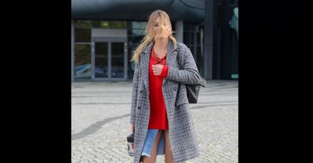 Skwaszona Zawadzka odsłania udo w mini