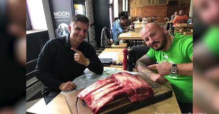 #dziejesiewsporcie: Kawał mięcha na stół. Szpilka i Borek rozliczyli zakład