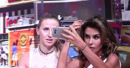 Pozbawiona entuzjazmu Natalia Siwiec rozdaje autografy na lewo i prawo