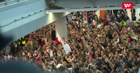 MŚ 2018. Tłumy kibiców przywitały polskich siatkarzy na lotnisku. Zobacz nagranie