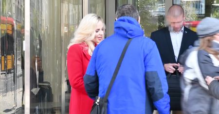 Maja Frykowska ochoczo rozdaje autografy pod TVN-em