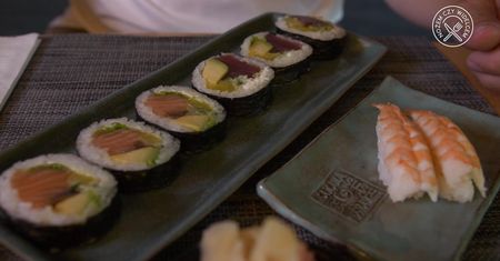 Najczęstsze błędy podczas jedzenia sushi. Zobacz, jak ich uniknąć