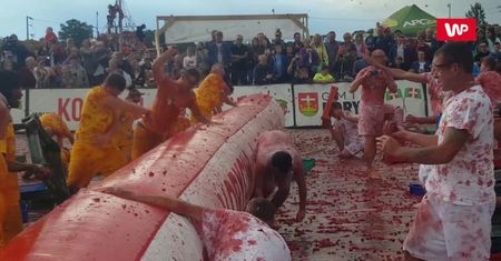 Wielka Bitwa Truskawkowa w Korycinie. Na Podlasiu obrzucali się ponad toną owoców