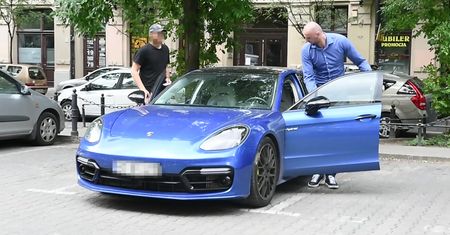 Uśmiechnięty Gortat wsiada do nowego Porsche