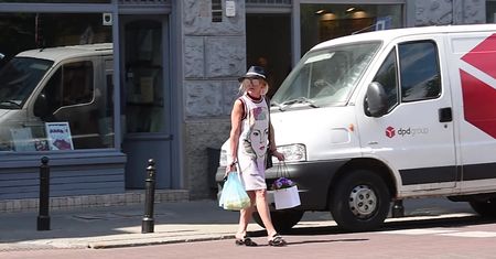 Olejnik na bazarku przebiera w bobie i fasolce szparagowej