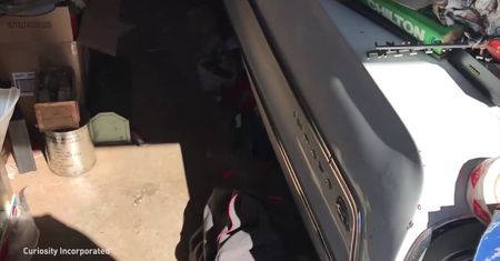 Piękny chevrolet zakopany pod gratami w garażu. Dopiero po 5 godzinach pracy udało się wyciągnąć auto