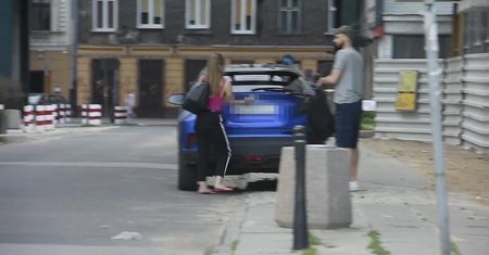 Kaczorowska z sałatą w buzi tuli się do narzeczonego
