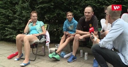 Takiej strefy kibica jeszcze nie było. Sąsiedzi wystawiają telewizor na skwerek i razem oglądają mecze
