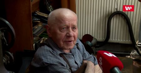 Najstarszy szewc w Warszawie podbija internet. Przed jego zakładem tłumy klientów