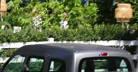 Znudzona Chodakowska bawi się telefonem podczas śniadanie z mężem