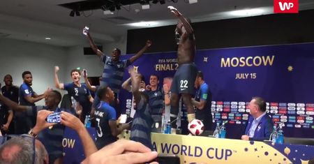Szalone sceny na konferencji trenera reprezentacji Francji. Dziennikarze zostali oblani szampanem