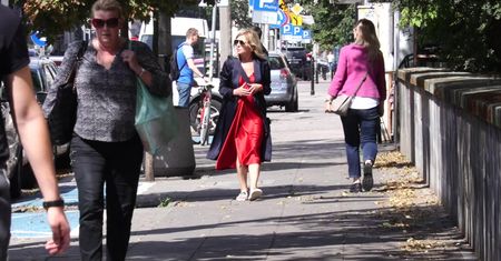 Olejnik w stylizacji "na śpiocha" kuleje przez ulice Warszawy